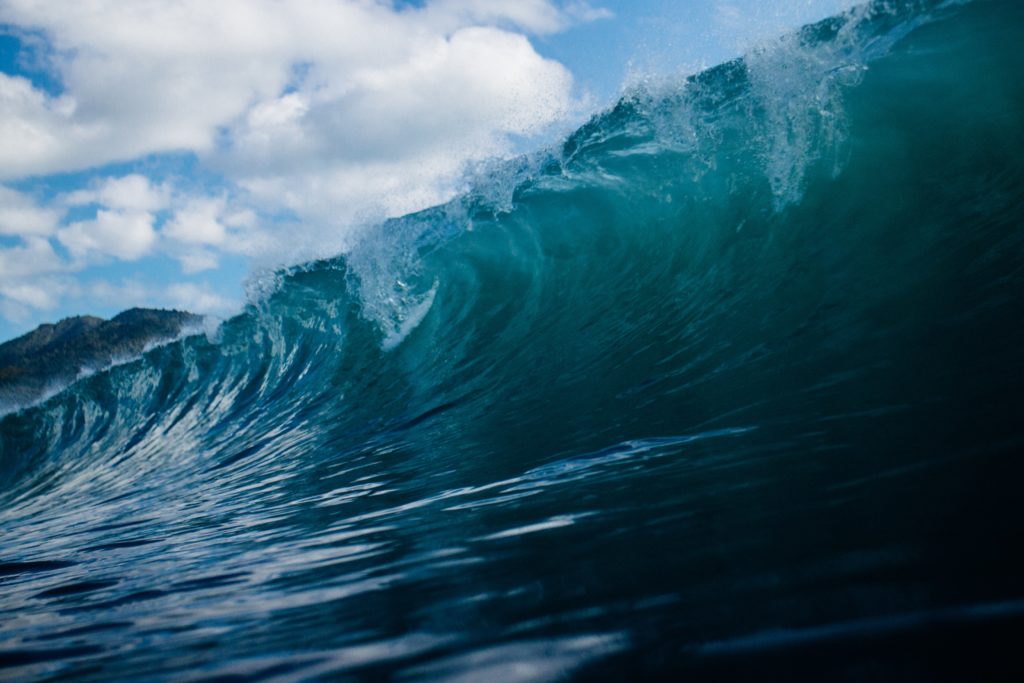 Image of a large wave on the ocean.